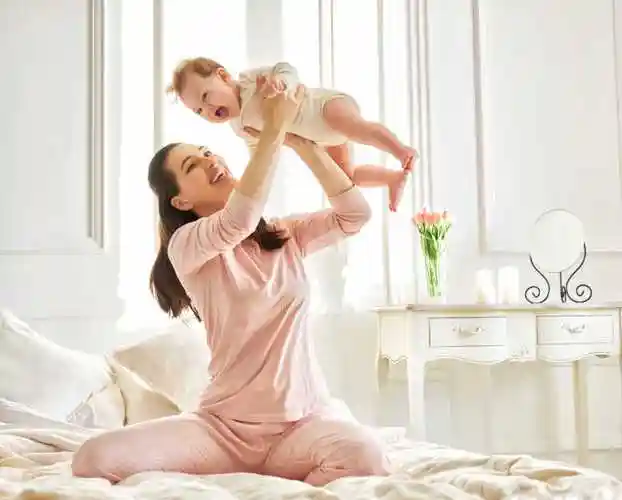 母亲和婴儿对视