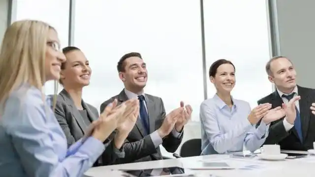 领导当你的面夸奖你,和背后跟别人夸奖你,哪个才是真心夸你呢?