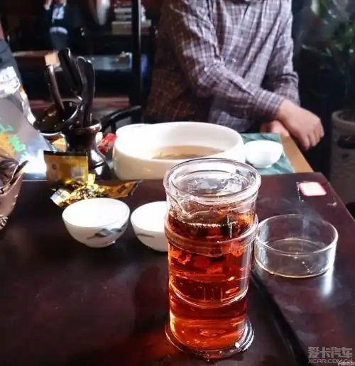 夜晚喝茶实拍图片