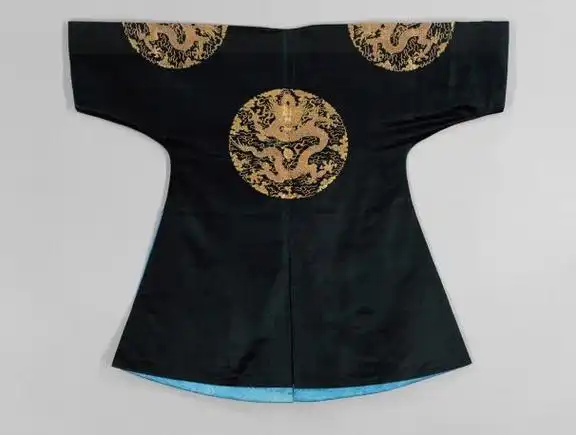 研究人员把这些布料给拼凑在一起,发现竟是万历皇帝的龙袍——明皇帝