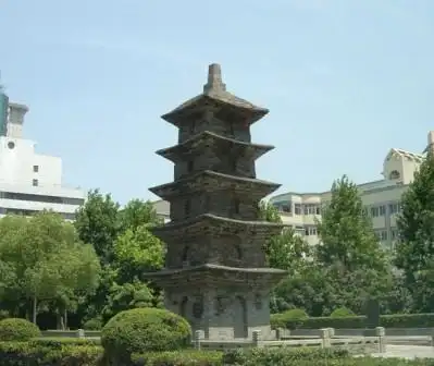 咸通塔坐落在宁波市中山西路上,建于唐咸通