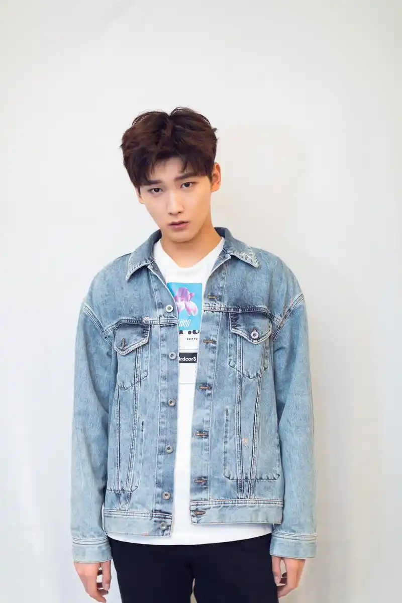 蓝天白云,碧草繁花,少年的笑如洒满阳光的叶从般璀璨夺目.