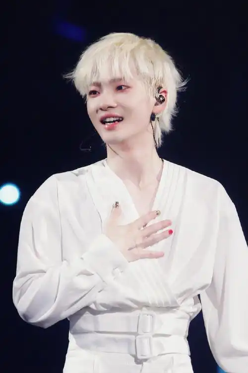 盯着指甲看也可爱鼠!@vvvvvv周震南