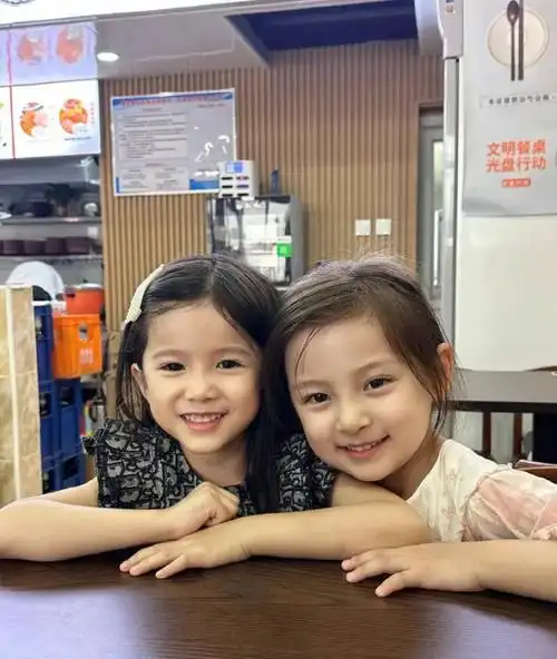 郭遇安小朋友从小就是美人坯子,大眼睛高眉骨高鼻梁,小小年纪气质就