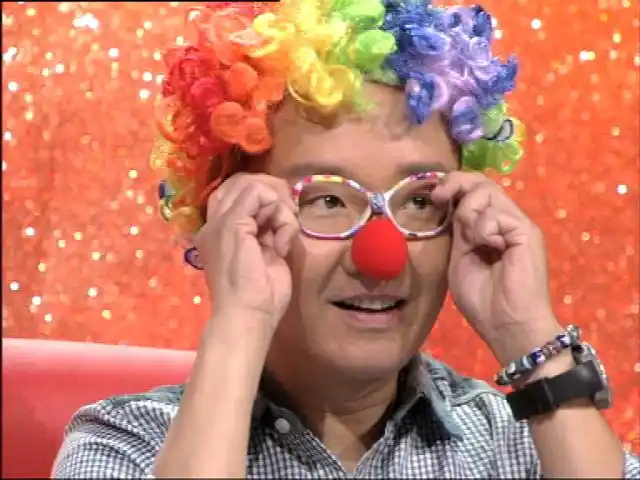 《我要上春晚》片花 评委录制现场卖萌玩微博 (20120929)