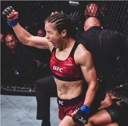 开场42秒ko世界冠军这就是亚洲一姐张伟丽最威猛的大招