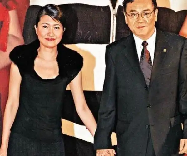 一代名导尔冬升和妻子相约丁克到老61岁却悄悄与情人生孩子