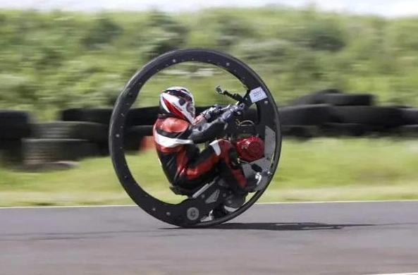 小伙发明"独特"摩托车,全车只有一个轮子,速度比汽车还快