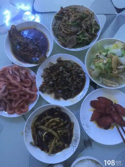 一桌菜烧好了吃饭了