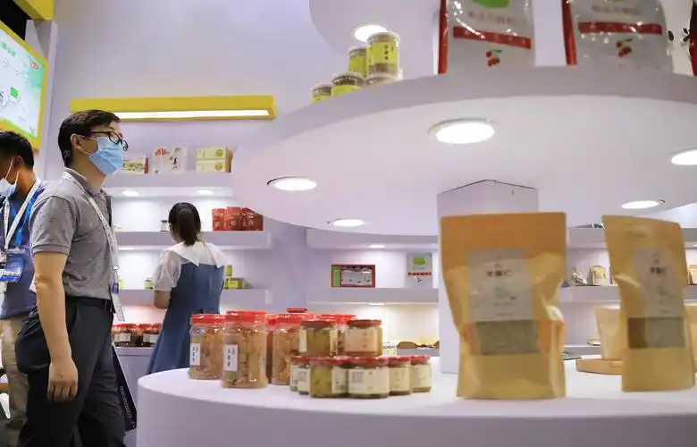 7月2日,参观者走过一个有机食品展示台.