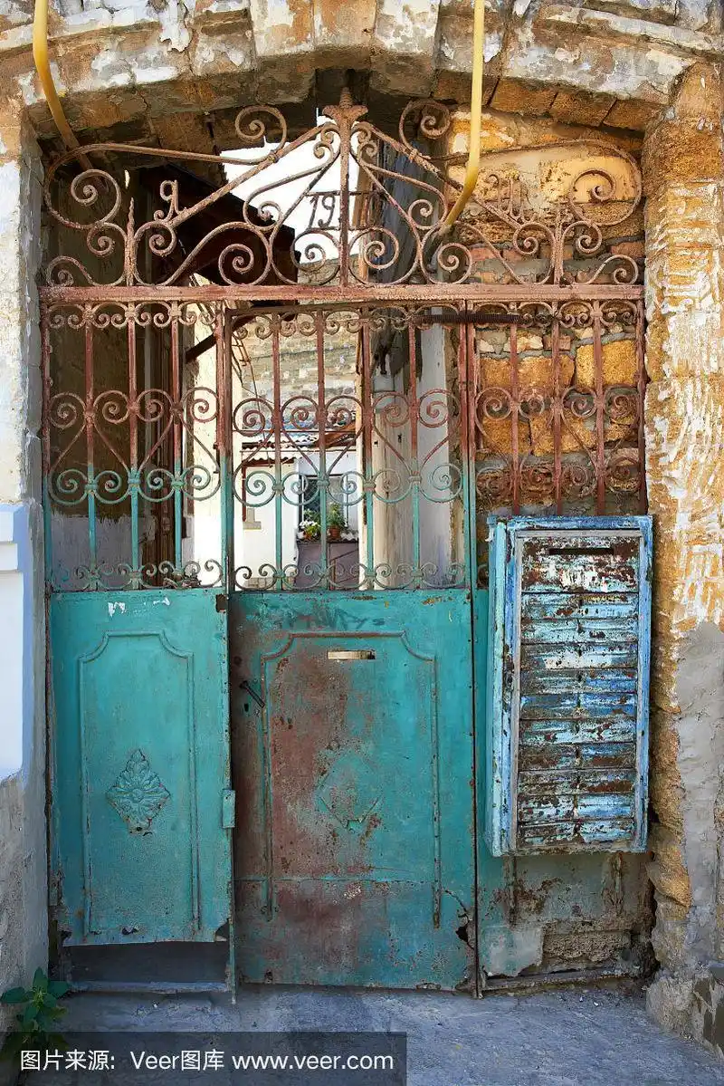 生锈的旧铁门