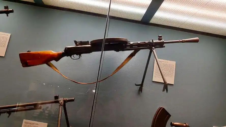 苏制"捷格加廖夫"dp式轻机枪.