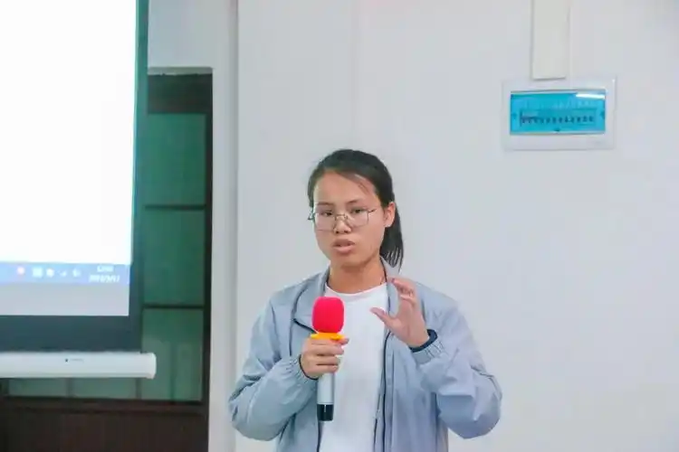 ▎高一年级班主任代表王舒婷老师▎高二年级班主任代表杨玉荣老师04