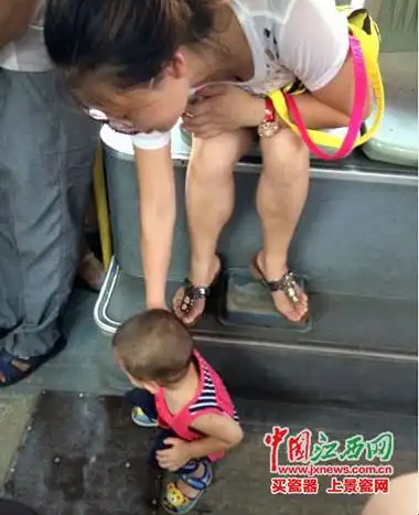 南昌公共场所不少孩童随意大小便 建议家长帮其改变不良习惯