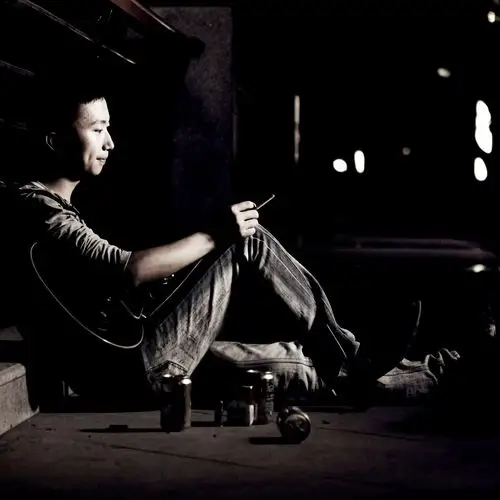 标题:午夜,烟灰散尽的男人.