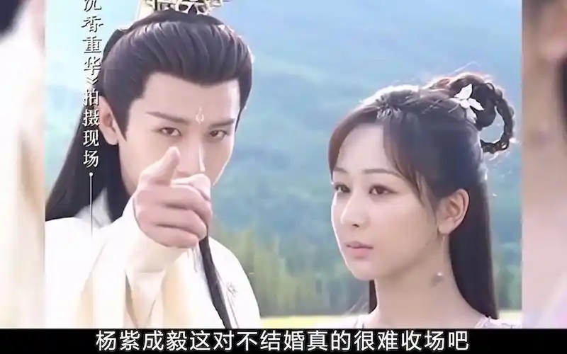 亲嘴后成毅帮杨紫整理情绪,注意观察成毅看杨紫的眼神,情意绵绵