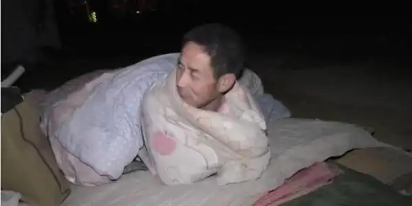 心酸!春节前农民工睡桥洞裹被窝里:再干两天多挣点钱回去