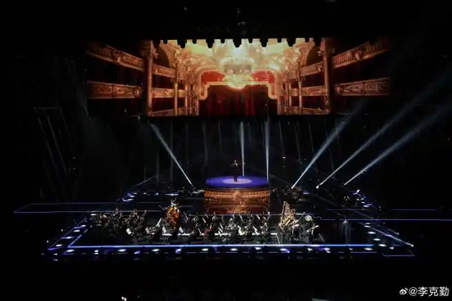 有些朋友来香港红磡体育馆看过演唱会,有个特别的地方就是四面舞台.