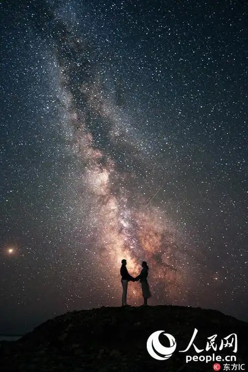 外国摄影师镜头捕捉星空下的浪漫情侣