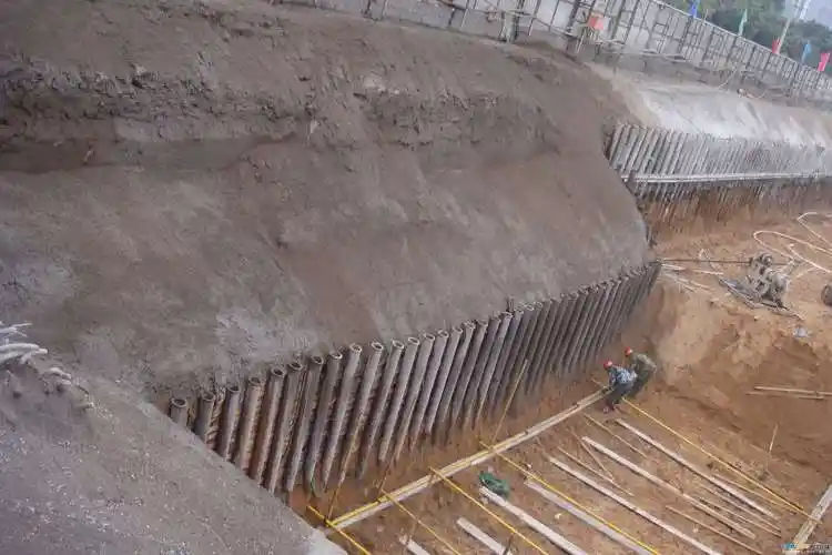 顶部3.5米放坡,底部9.0米悬臂钢管桩