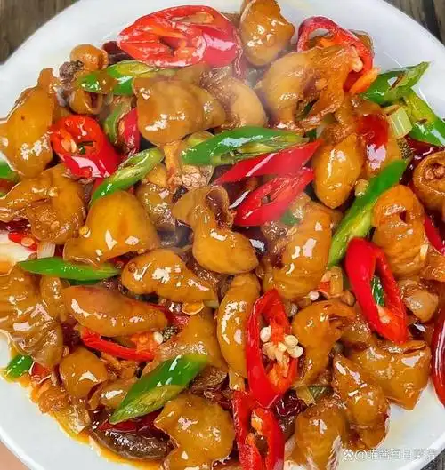 青红椒爆炒肥肠是一道香辣可口,风味独特的地方小吃.