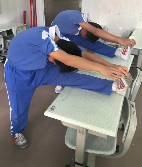 3,正压腿:每组15秒,左右脚各3组,每组间隔5秒.