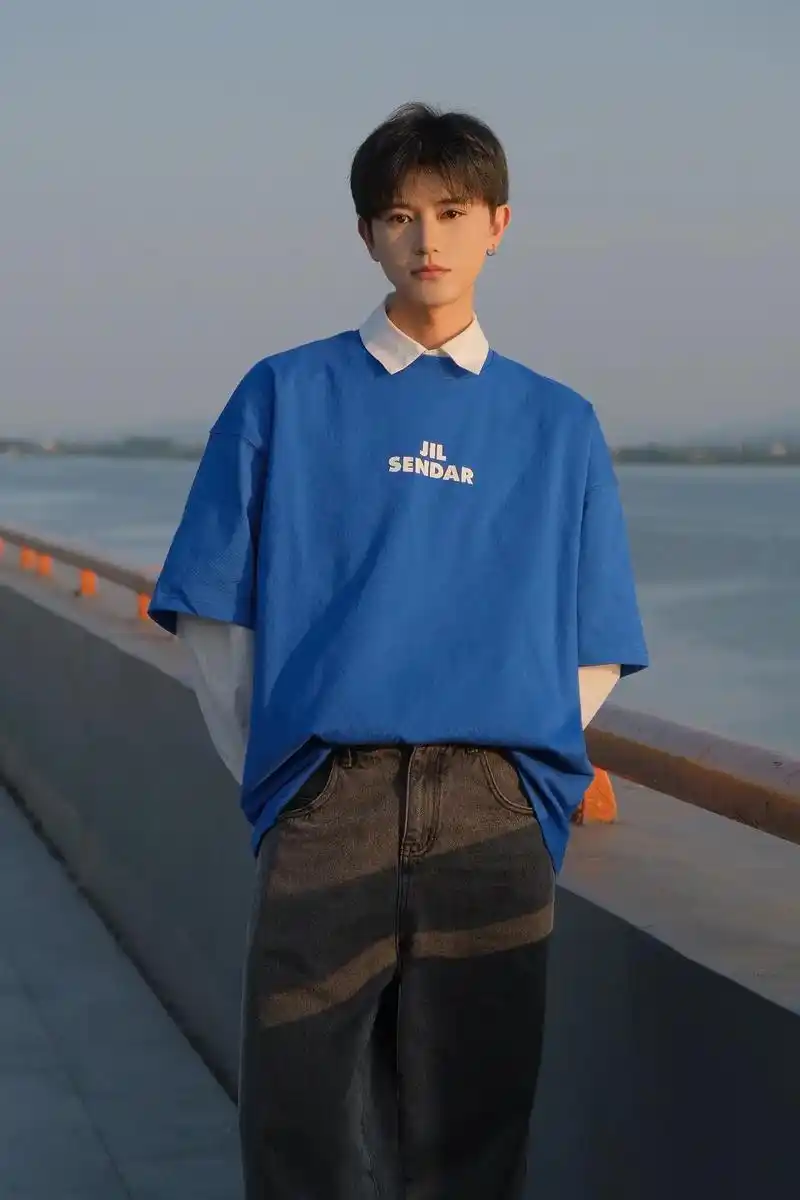 作为一个身高适中的男生,真的很难选衣服,要么衣服太小穿上像个精神