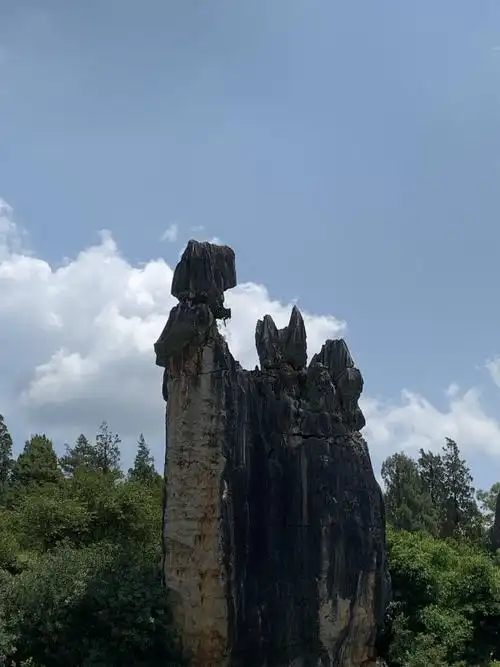 背背篓的阿诗玛天然石像