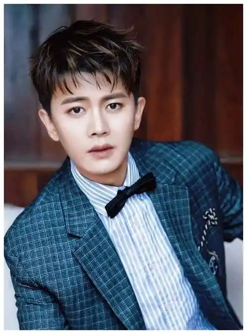 任嘉伦荧屏外的真男人烈焰中的王者散发无限魅力