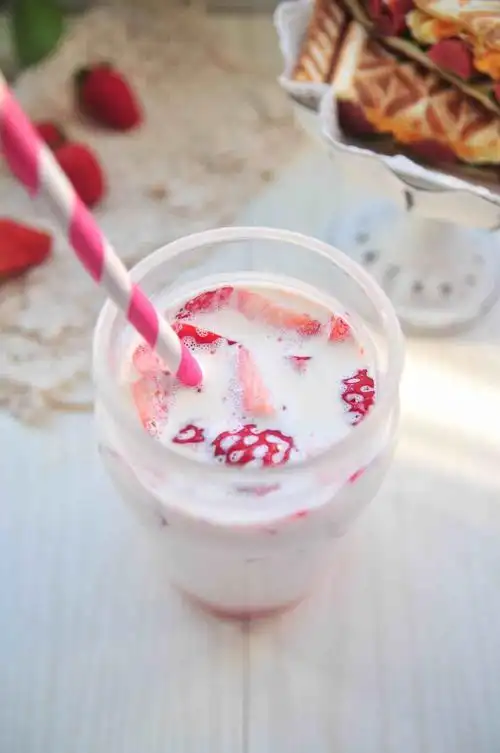 草莓牛奶的做法