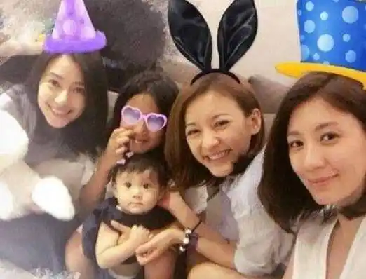 原创高圆圆被曝怀孕脸变圆刻意遮肚子引发猜测静等赵又廷官宣