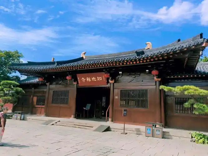 重修的知也禅寺,不仅设有知也法师塑像的祖师殿,还供奉着"五方文殊"