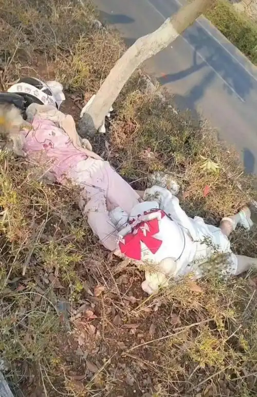 两00后机车女网红发生车祸现场照片曝光太惨烈最小才16岁