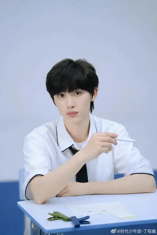 丁程鑫更新三宫格随拍 干净阳光少年……|丁程鑫|三宫|少年团_新浪