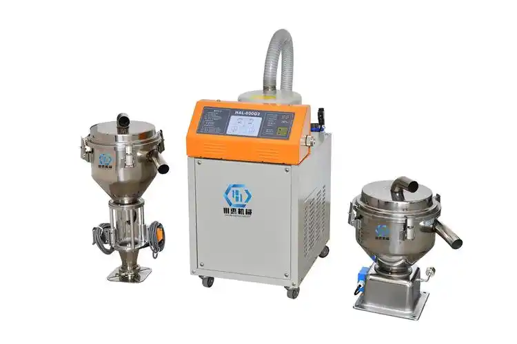 塑料吸料机多采用真空吸料的方式,真空吸料的工作原理是在料斗腔内