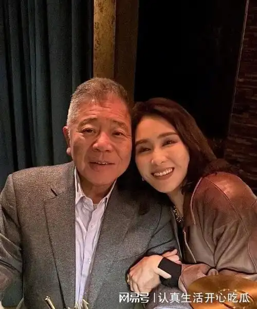 黎姿晒与富豪老公的合照马延强头发花白面相越来越祥和