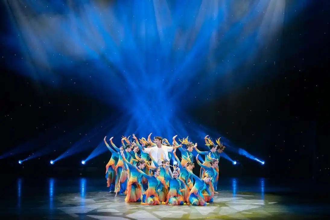 表演节目《凤起朝阳》.