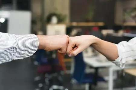 给予支持商业伙伴在完成交易后给予大力支持照片