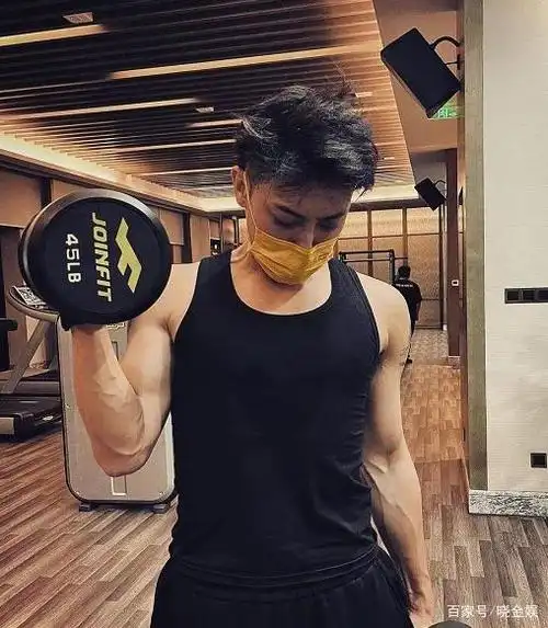 黄子韬:罕见晒胸肌,完美身材诠释"穿衣显瘦脱衣有肉"