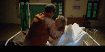 没有鲜花掌声,没有大幕落下,只有两位戏剧之王,对视而笑,紧紧相拥的