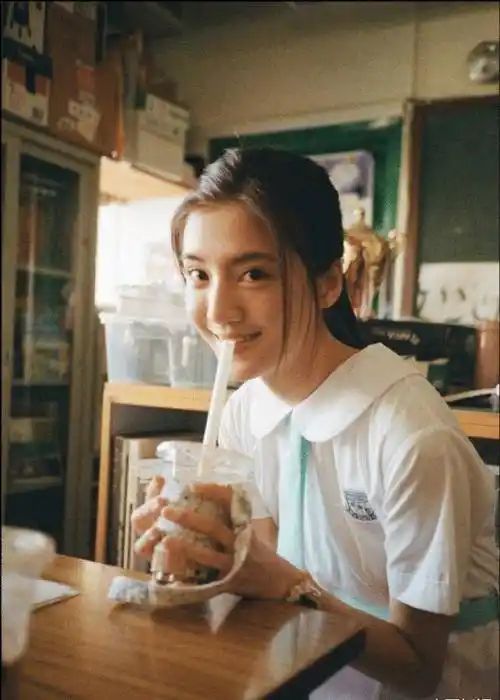 原创吴千语开车上班晒素颜小麦肤色健康精致比v扮萌绿色眼睛抢镜