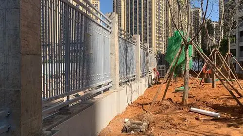 围墙结构已经完成,围栏安装完成,干挂石材开始.商业广场开始场地平整.