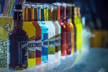 酒吧里整齐排列的啤酒图片