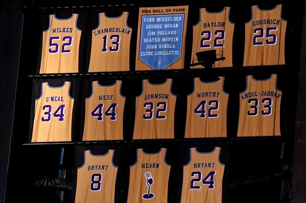噩耗贝勒爷去世那么湖人队10位退役过球衣的传奇还剩几位