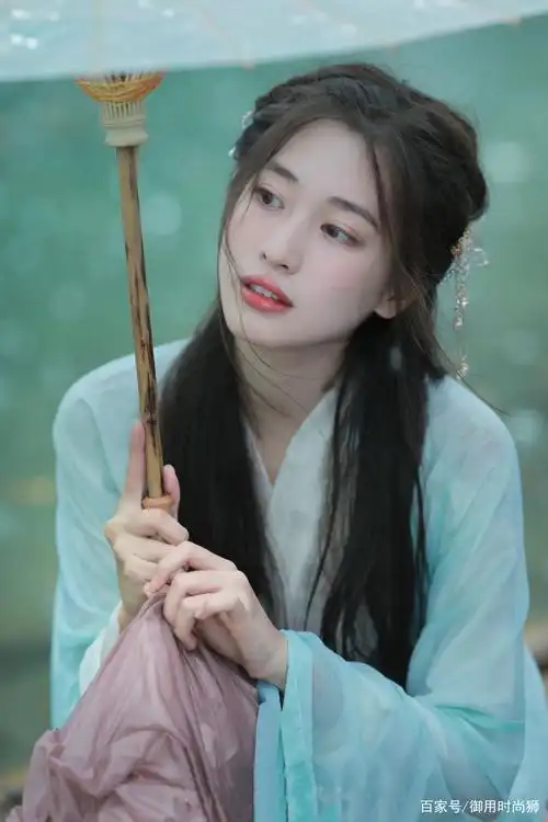 古装美女清新脱俗,优雅古典的气质尽显,美丽的东方神韵!