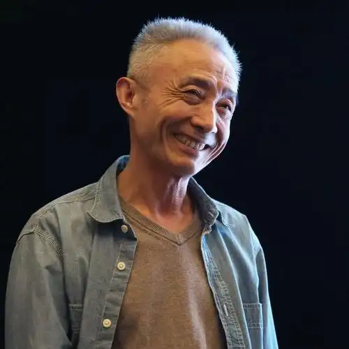 青年焦点六旬老教授走红抖音此教授有何魔性