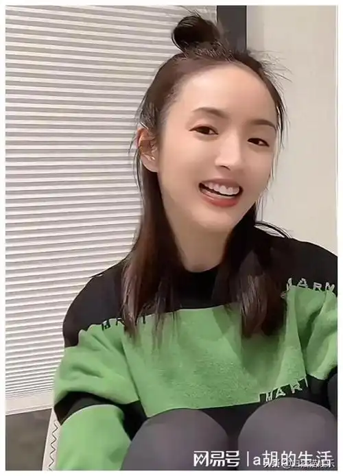 41岁的她,状态看上去非常好,当她介绍自己的林依晨时,网友们才恍然