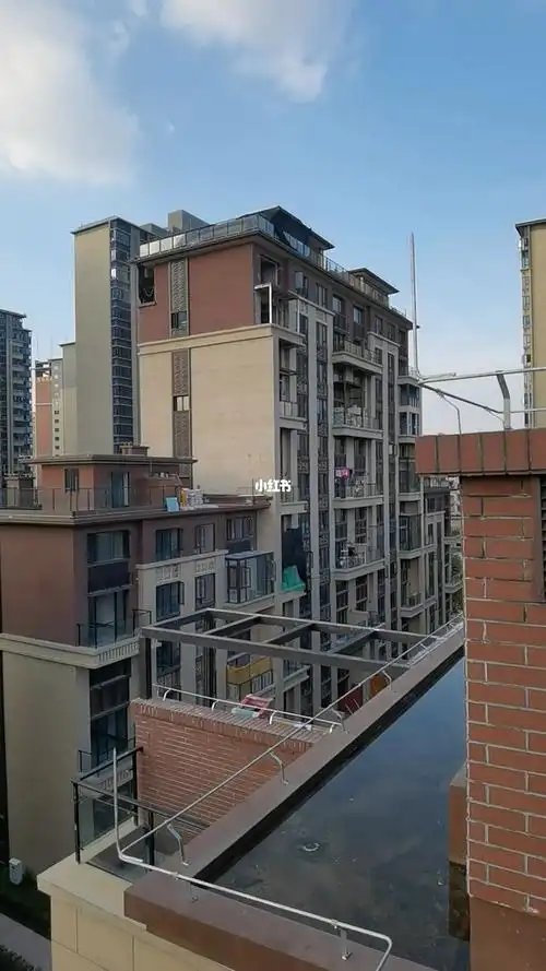 别墅楼顶露台得处理好 不然顶楼房间就要蒸桑拿了团长建议能做光伏就