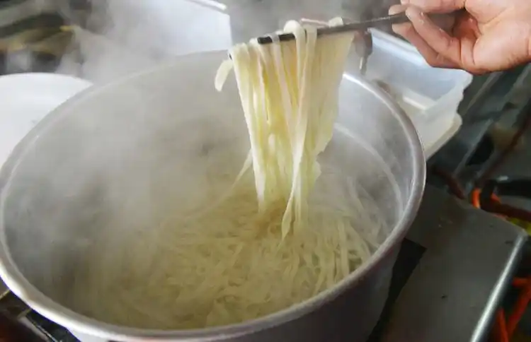 煮面条你还在开水下锅煮难怪煮的面不好吃这才是正确煮法