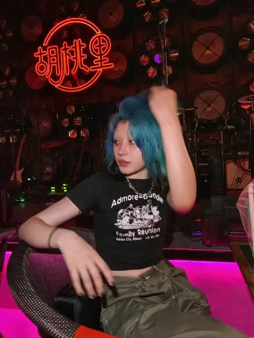 门口的大吉他也很炫酷耶